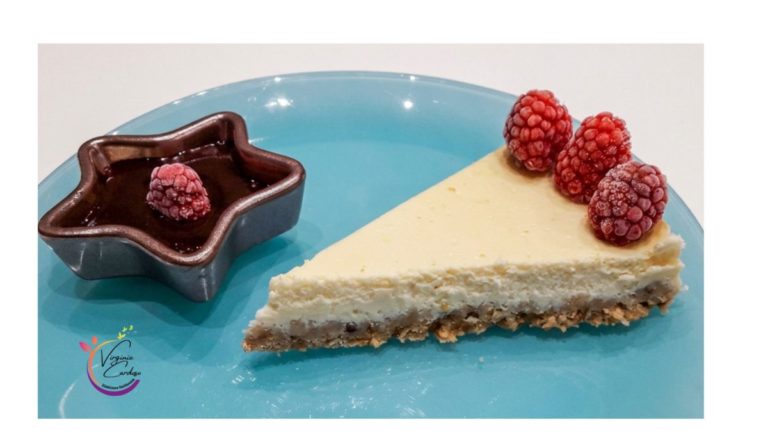 Cheese cake avec des framboises et un coulis